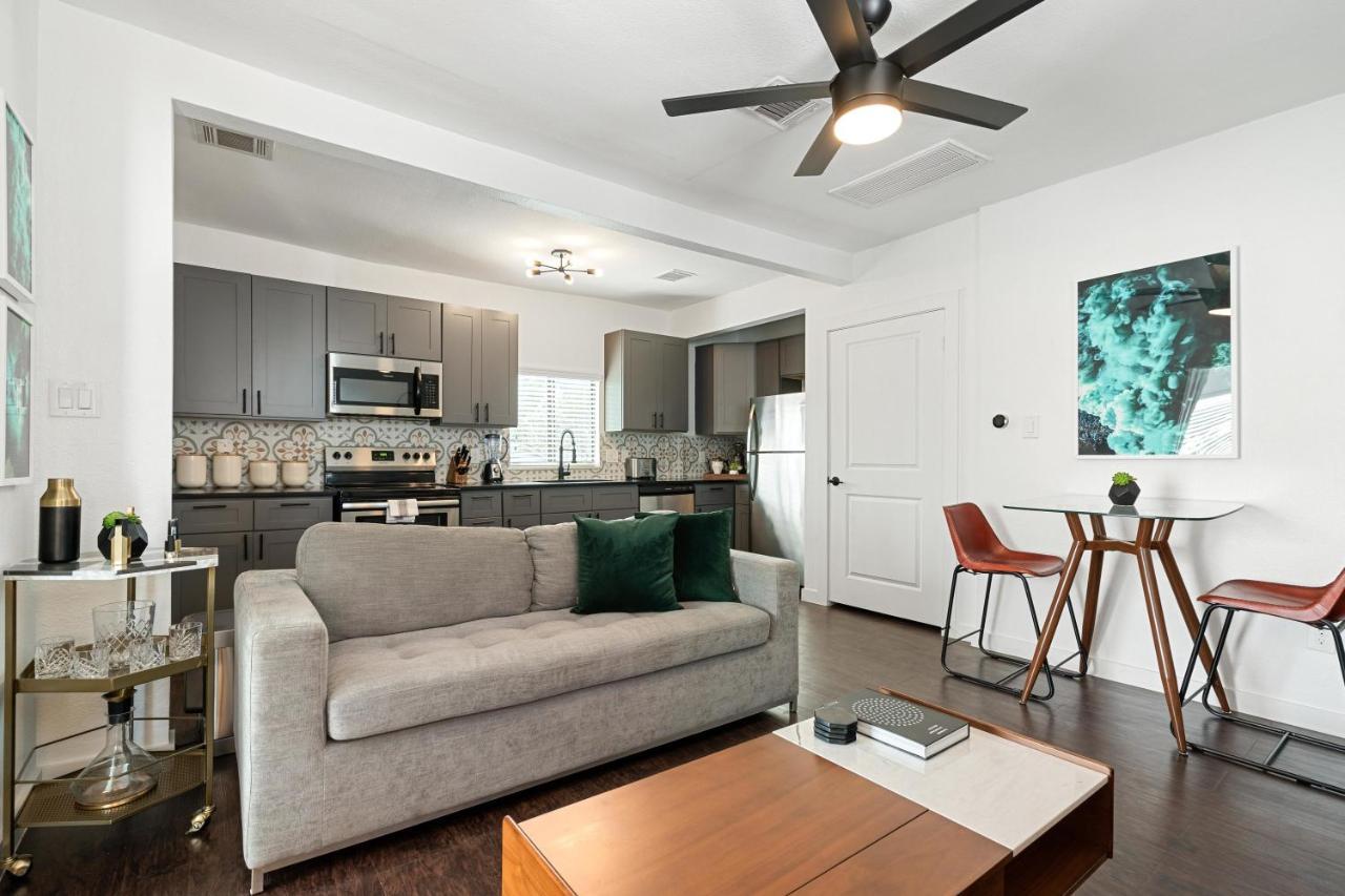 Abode - Montrose Downtown Apartment
