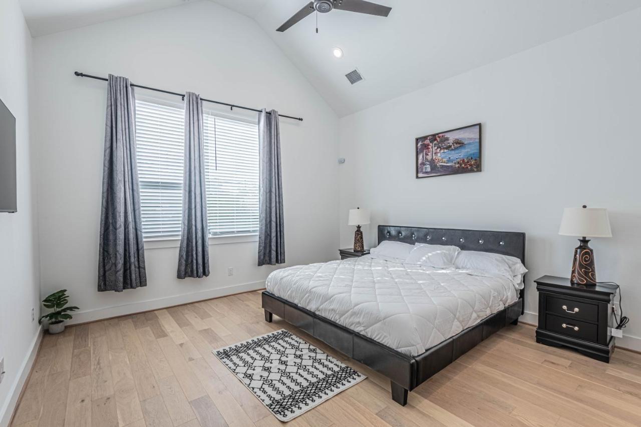 Luxury 3br, Ks Bed Mins Away 4rm Dtown, Med Ctr Holiday home Houston