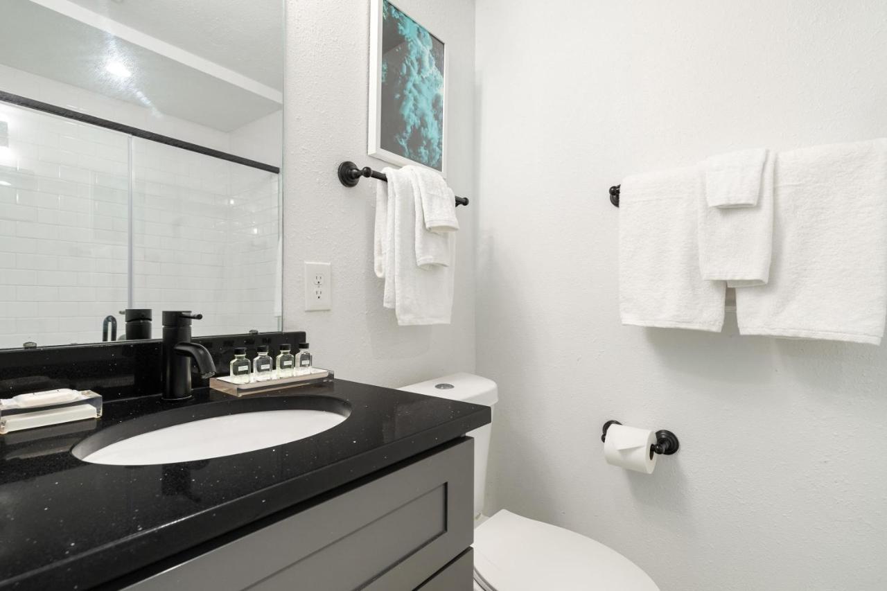 Abode - Montrose Downtown *