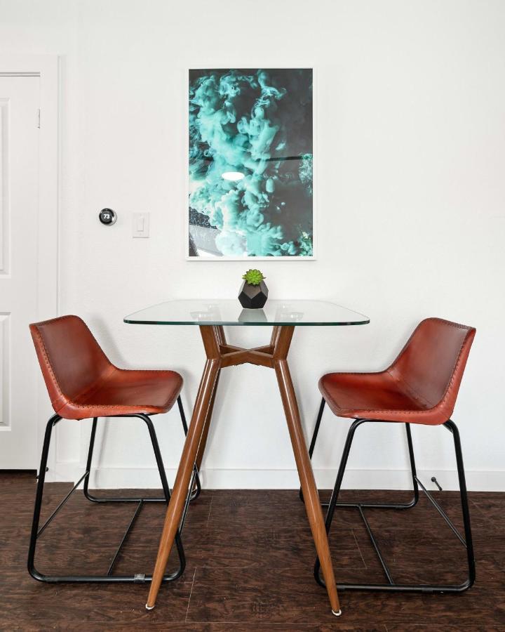 Abode - Montrose Downtown Apartment *