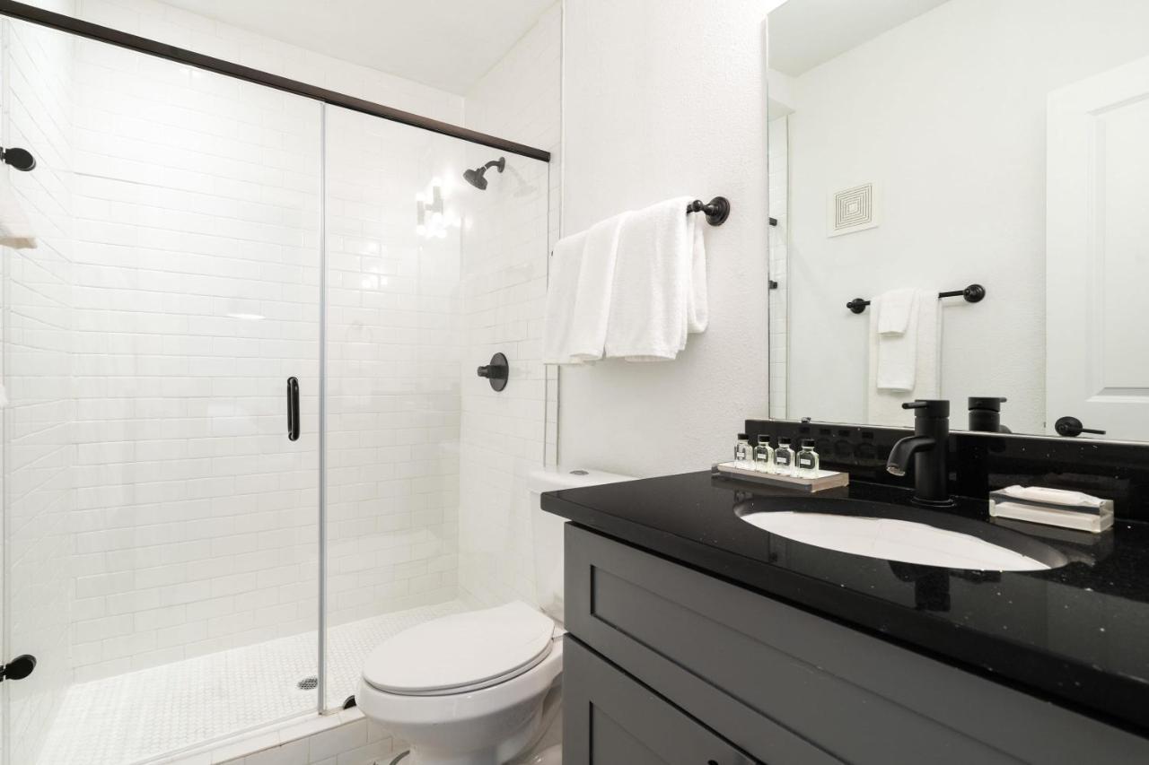 Abode - Montrose Downtown Apartment