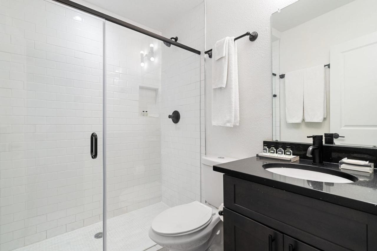 Apartment Abode - Montrose Downtown *