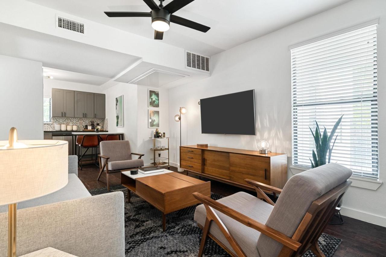 Apartment Abode - Montrose Downtown *