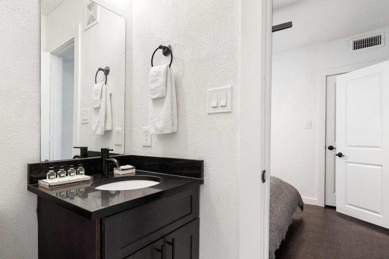 Apartment Abode - Montrose Downtown