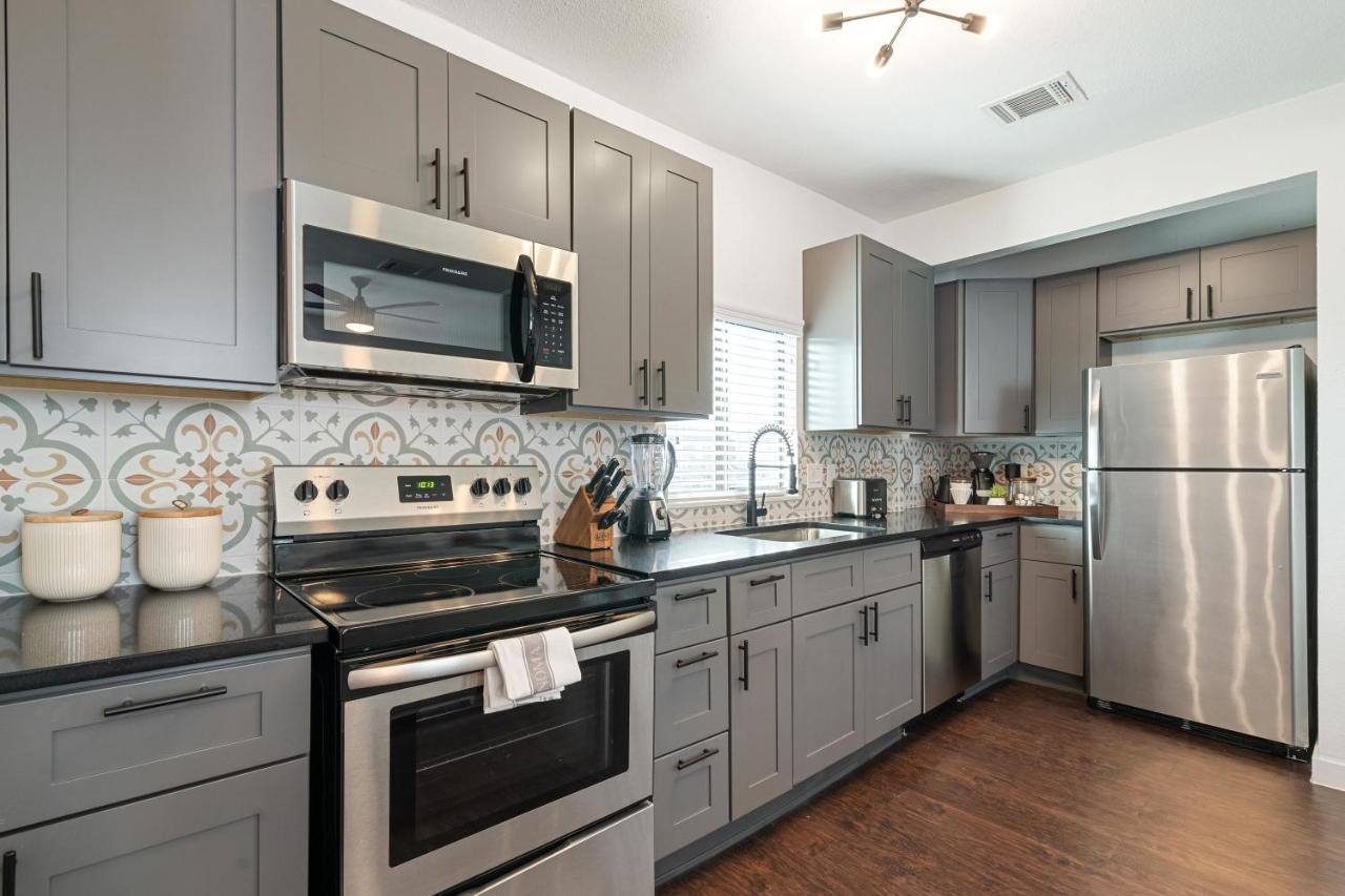 Apartment Abode - Montrose Downtown