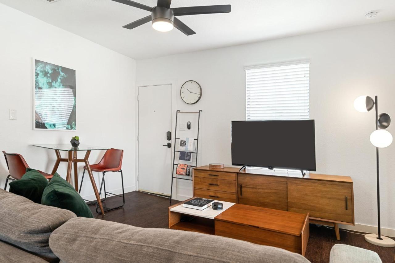 Apartment Abode - Montrose Downtown