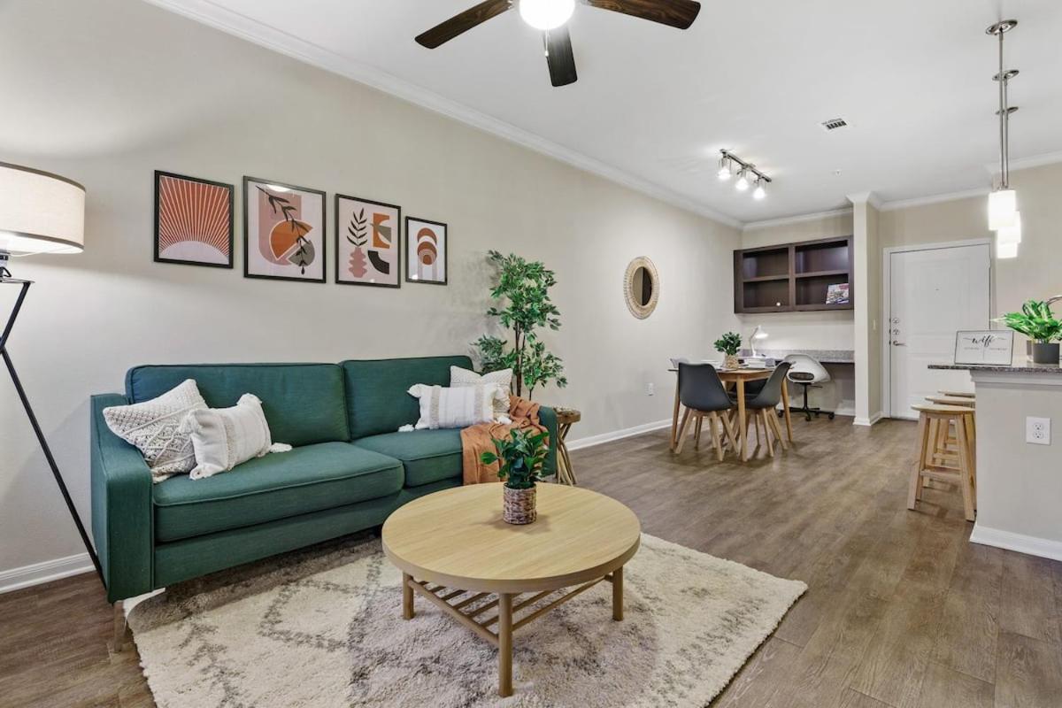 New! King Bed Trendy 1 Bedroom Style W/ Pool * Houston