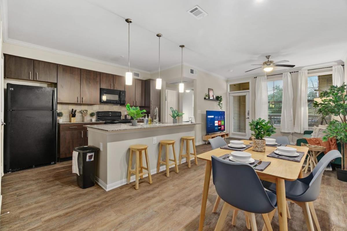 New! King Bed Trendy 1 Bedroom Style W/ Pool * Houston