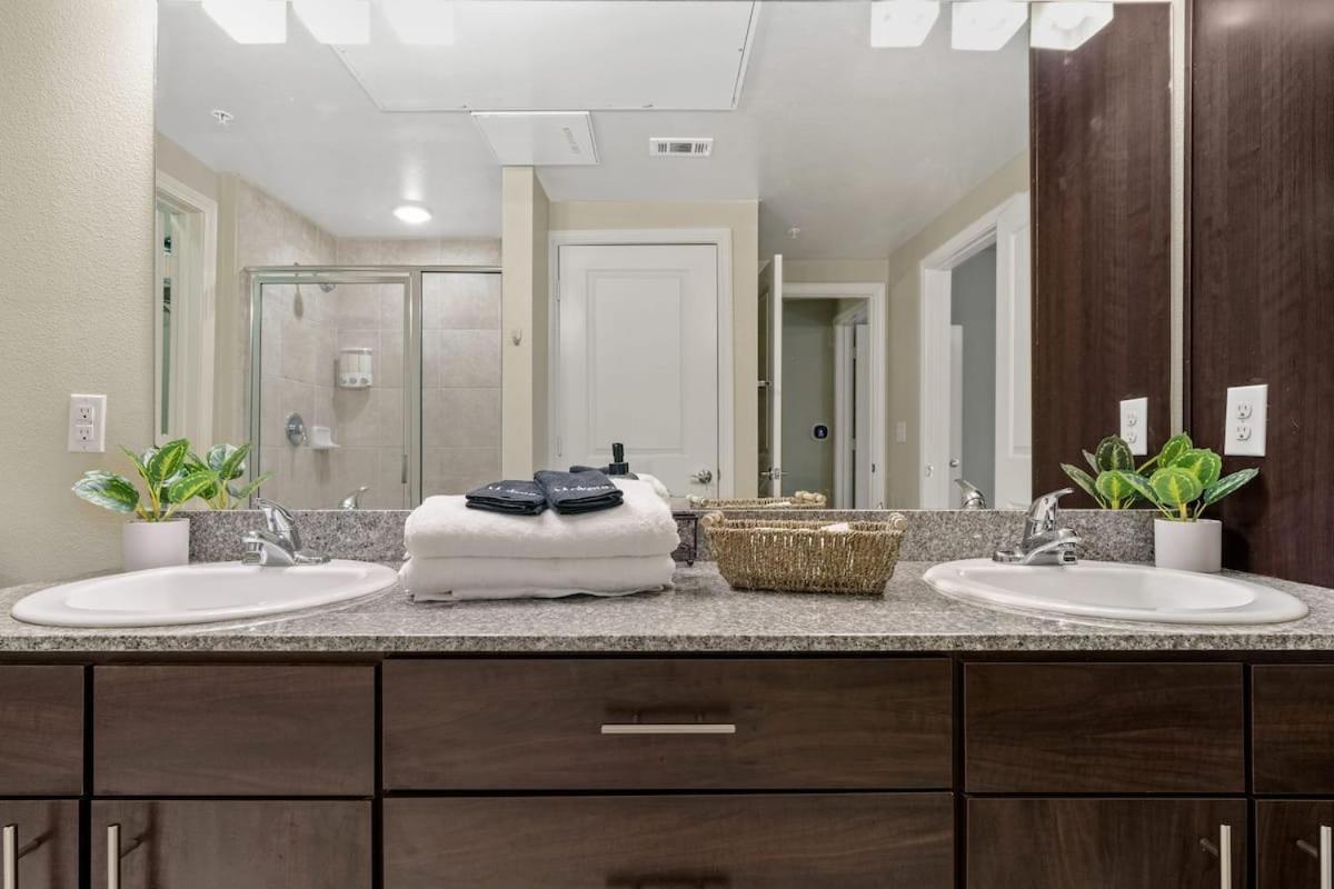 New! King Bed Trendy 1 Bedroom Style W/ Pool * Houston