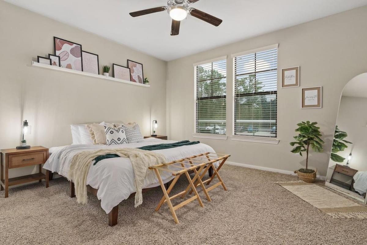 New! King Bed Trendy 1 Bedroom Style W/ Pool * Houston