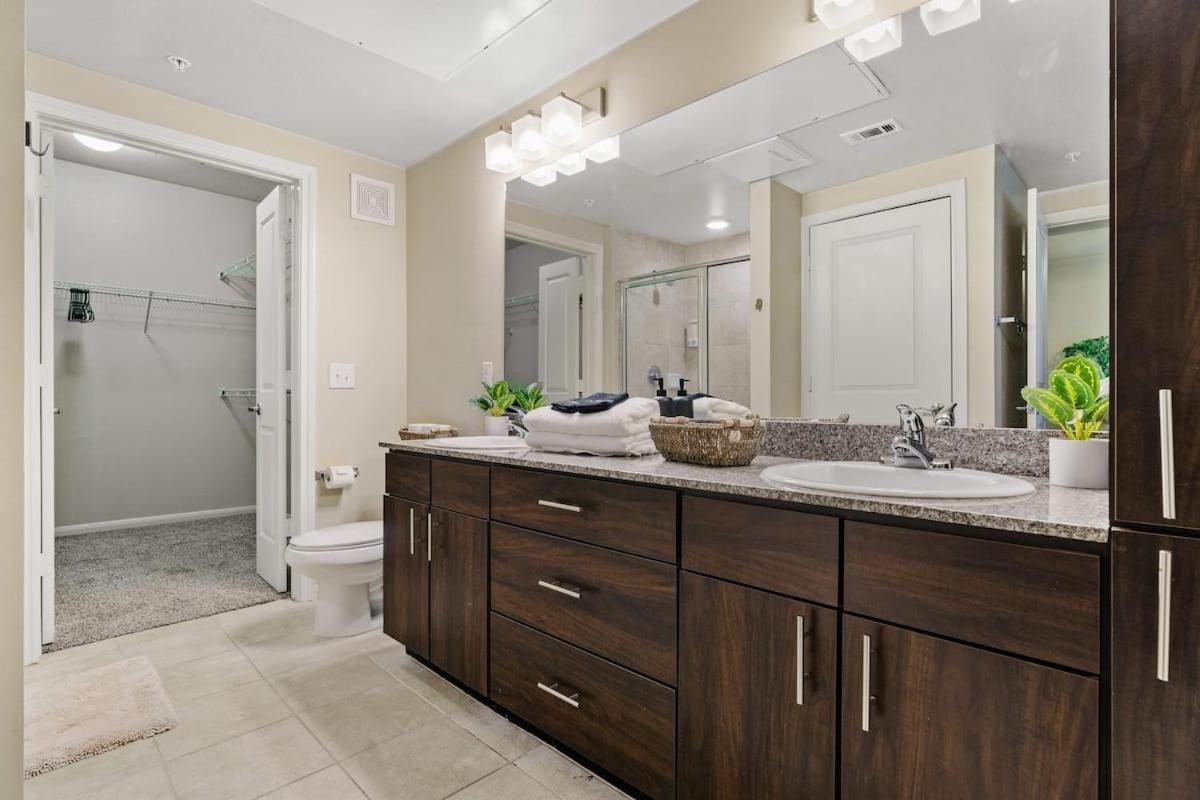 New! King Bed Trendy 1 Bedroom Style W/ Pool Apartment Houston