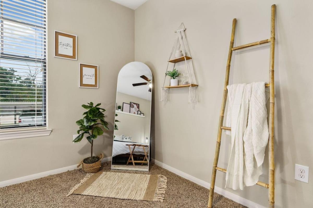 New! King Bed Trendy 1 Bedroom Style W/ Pool