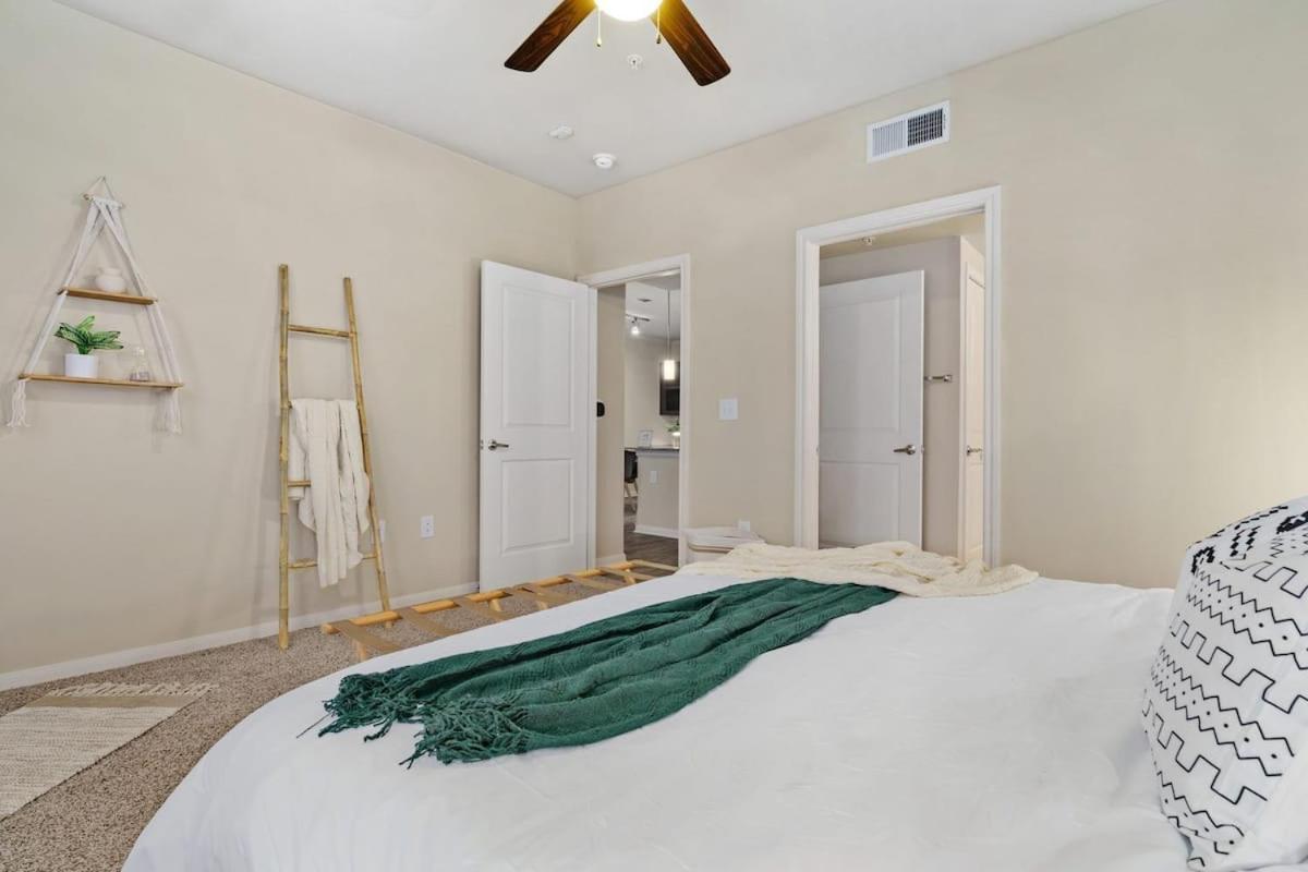 New! King Bed Trendy 1 Bedroom Style W/ Pool * Houston