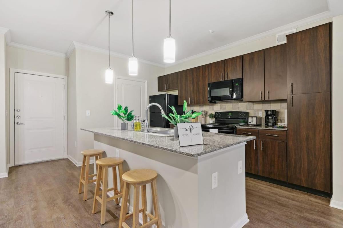 New! King Bed Trendy 1 Bedroom Style W/ Pool Apartment Houston