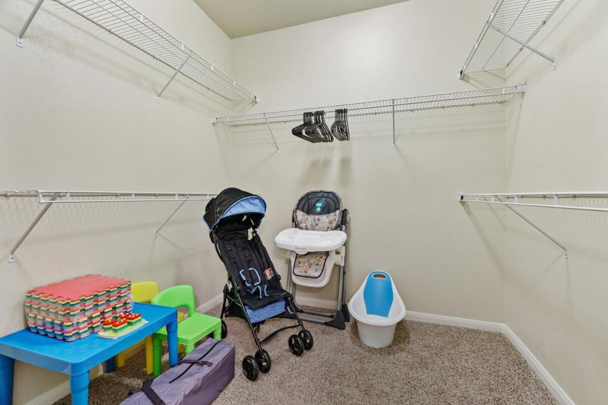 New! King Bed Trendy 1 Bedroom Style W/ Pool Apartment Houston