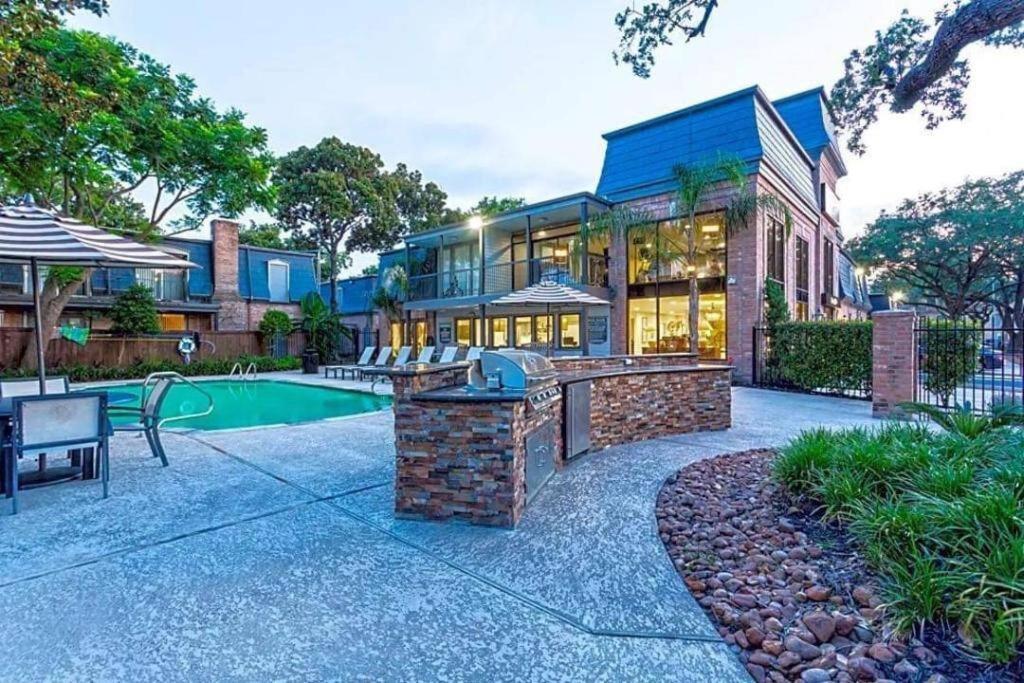 Huge One Bedroom With 2 Queen Size Beds Apartment Houston