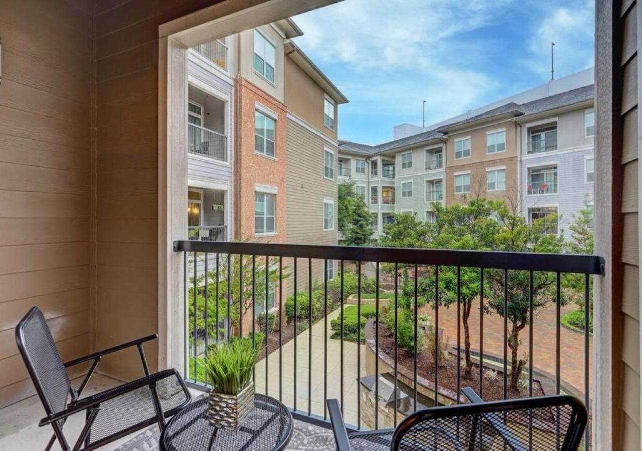 Inviting 2br - Gym, Pool, Biz Center & Free Parking! Walk 2 Nrg Stadium! Near Med Ctr, Galleria, & Rice Village Houston