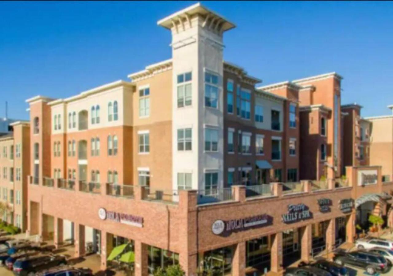 Inviting 2br - Gym, Pool, Biz Center & Free Parking! Walk 2 Nrg Stadium! Near Med Ctr, Galleria, & Rice Village