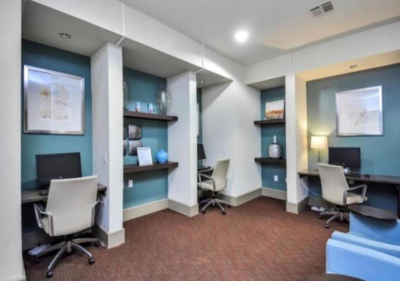 Apartment Inviting 2br - Gym, Pool, Biz Center & Free Parking! Walk 2 Nrg Stadium! Near Med Ctr, Galleria, & Rice Village *