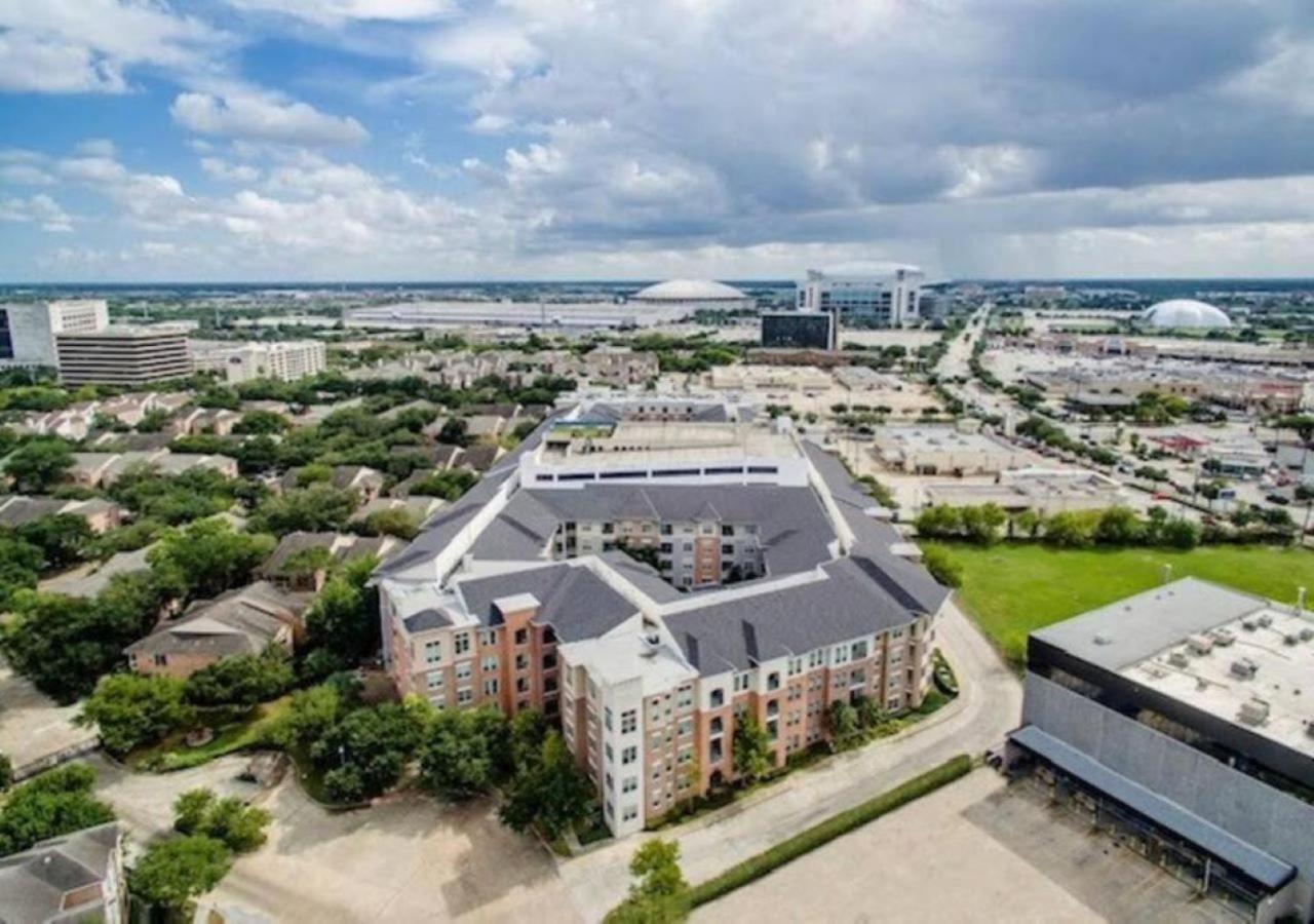 Inviting 2br - Gym, Pool, Biz Center & Free Parking! Walk 2 Nrg Stadium! Near Med Ctr, Galleria, & Rice Village Apartment *