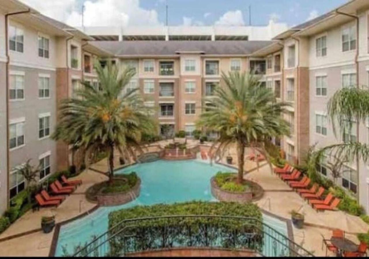 Inviting 2br - Gym, Pool, Biz Center & Free Parking! Walk 2 Nrg Stadium! Near Med Ctr, Galleria, & Rice Village *