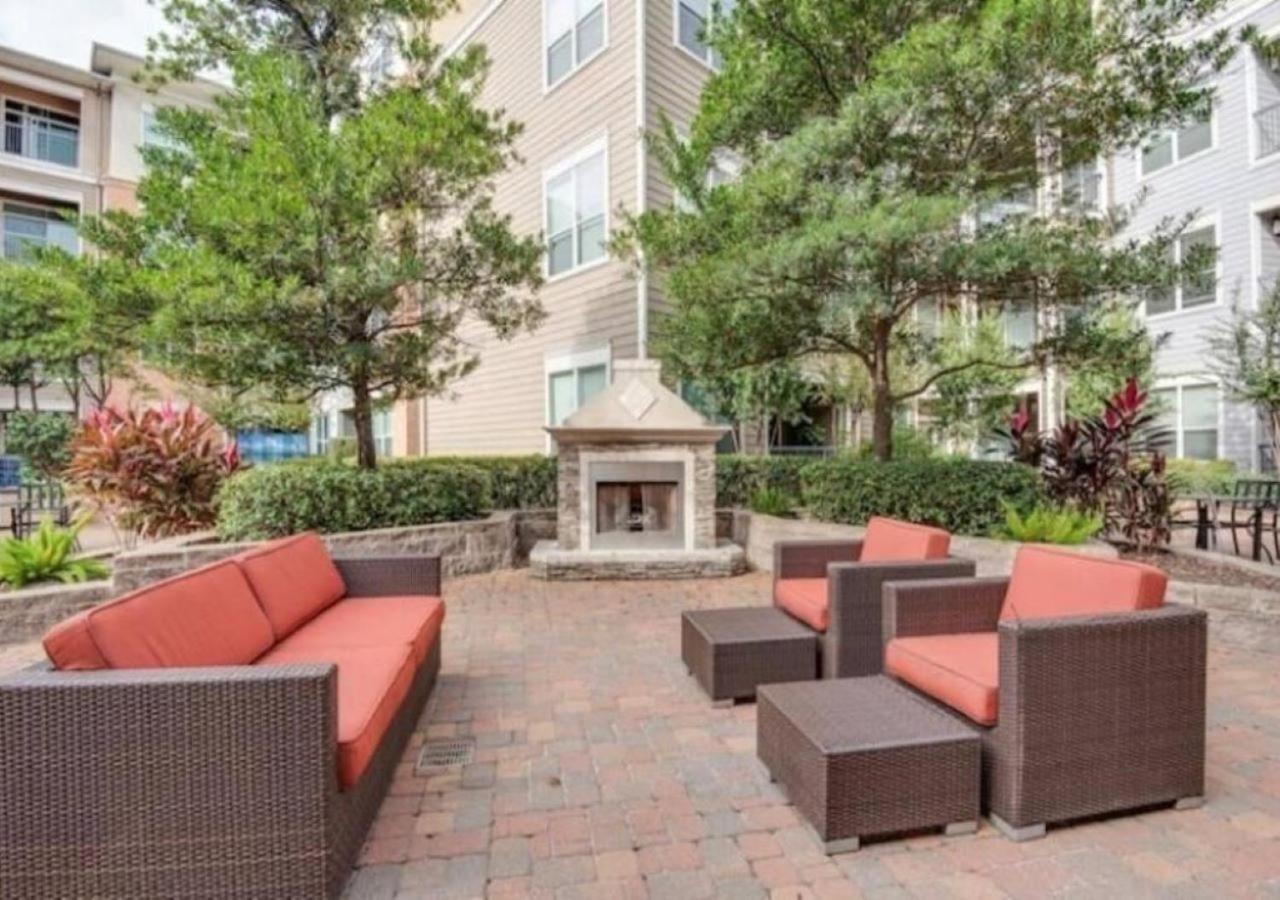 Apartment Inviting 2br - Gym, Pool, Biz Center & Free Parking! Walk 2 Nrg Stadium! Near Med Ctr, Galleria, & Rice Village *