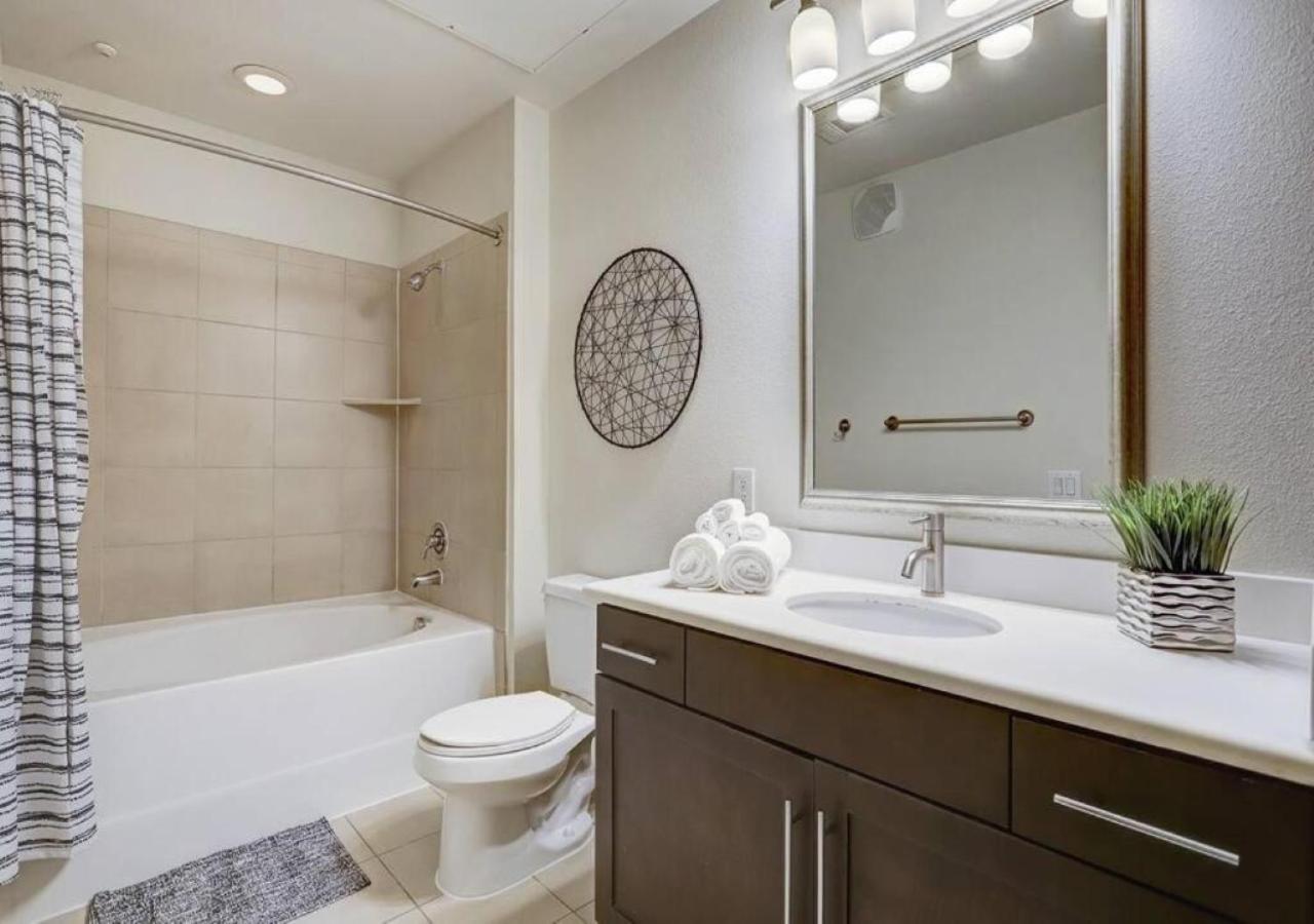 Apartment Inviting 2br - Gym, Pool, Biz Center & Free Parking! Walk 2 Nrg Stadium! Near Med Ctr, Galleria, & Rice Village Houston