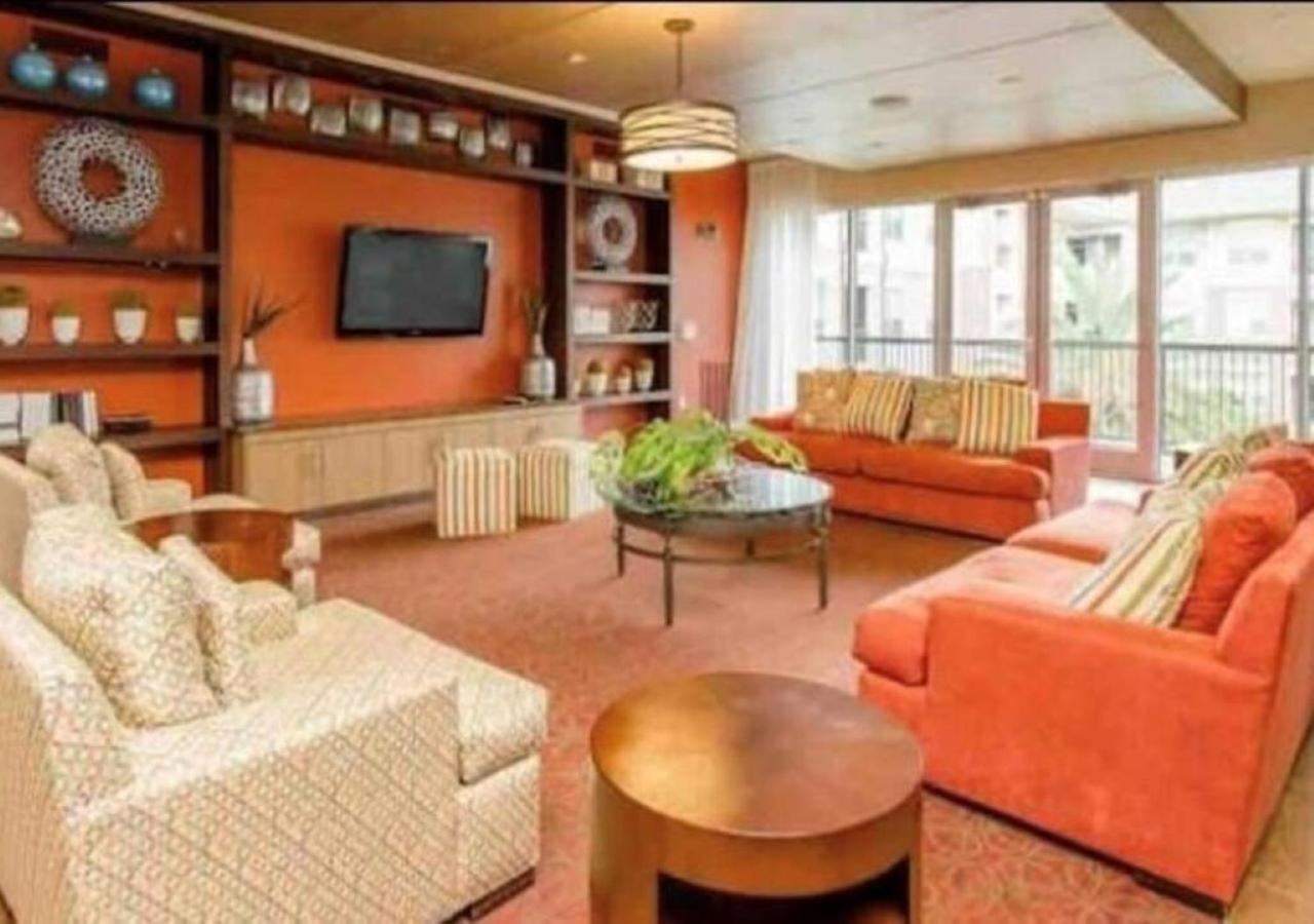 Inviting 2br - Gym, Pool, Biz Center & Free Parking! Walk 2 Nrg Stadium! Near Med Ctr, Galleria, & Rice Village Apartment *