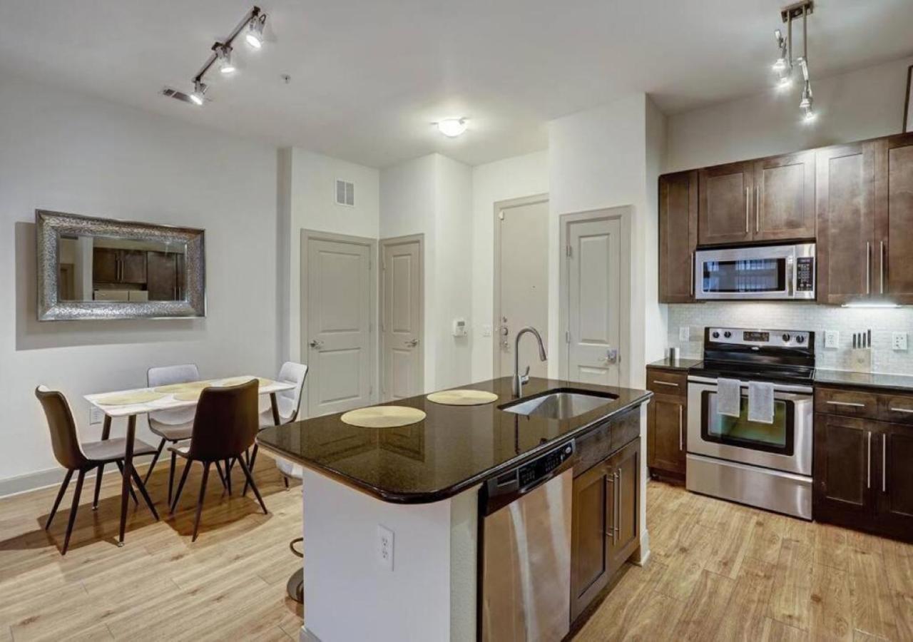 Apartment Inviting 2br - Gym, Pool, Biz Center & Free Parking! Walk 2 Nrg Stadium! Near Med Ctr, Galleria, & Rice Village *
