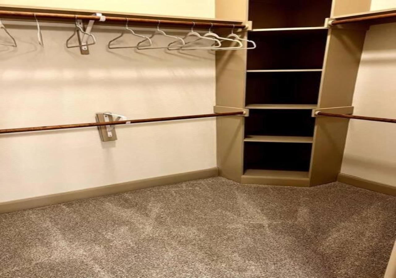 Inviting 2br - Gym, Pool, Biz Center & Free Parking! Walk 2 Nrg Stadium! Near Med Ctr, Galleria, & Rice Village