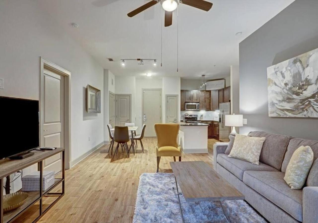 Inviting 2br - Gym, Pool, Biz Center & Free Parking! Walk 2 Nrg Stadium! Near Med Ctr, Galleria, & Rice Village Houston