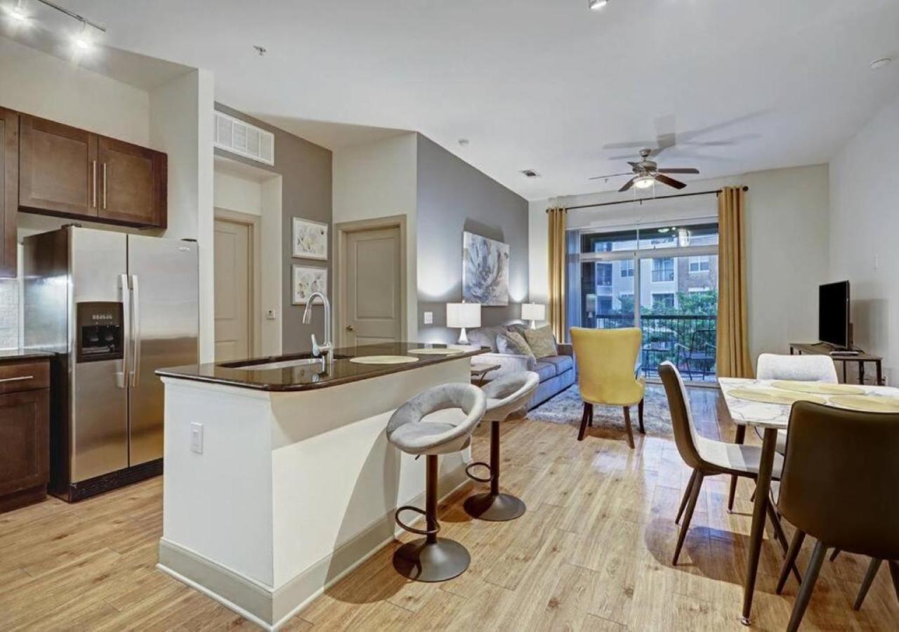 Apartment Inviting 2br - Gym, Pool, Biz Center & Free Parking! Walk 2 Nrg Stadium! Near Med Ctr, Galleria, & Rice Village *