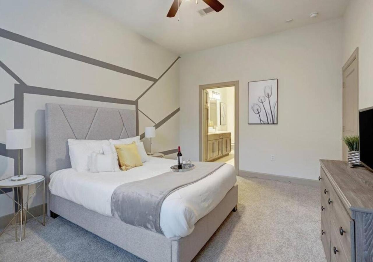 Apartment Inviting 2br - Gym, Pool, Biz Center & Free Parking! Walk 2 Nrg Stadium! Near Med Ctr, Galleria, & Rice Village Houston