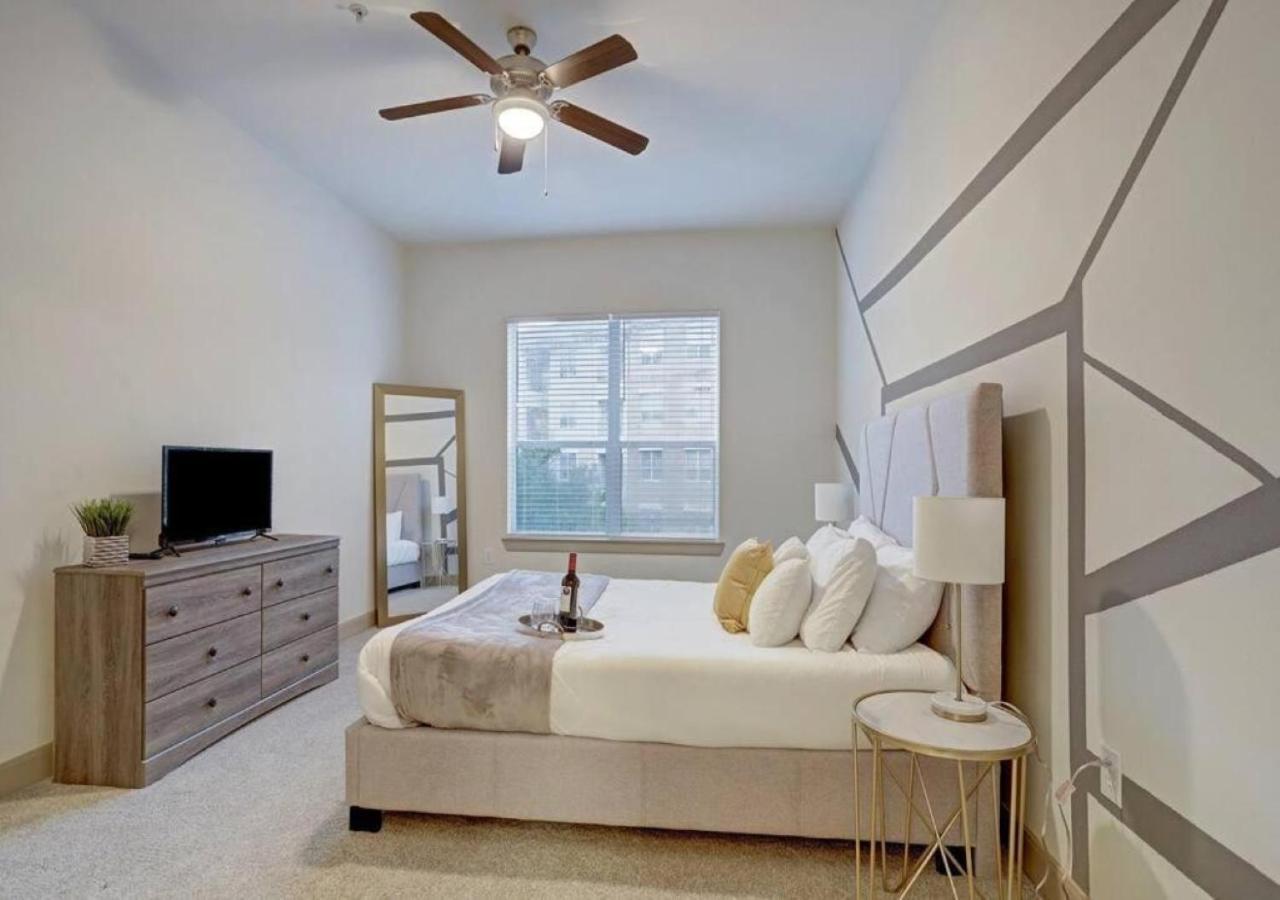Inviting 2br - Gym, Pool, Biz Center & Free Parking! Walk 2 Nrg Stadium! Near Med Ctr, Galleria, & Rice Village *