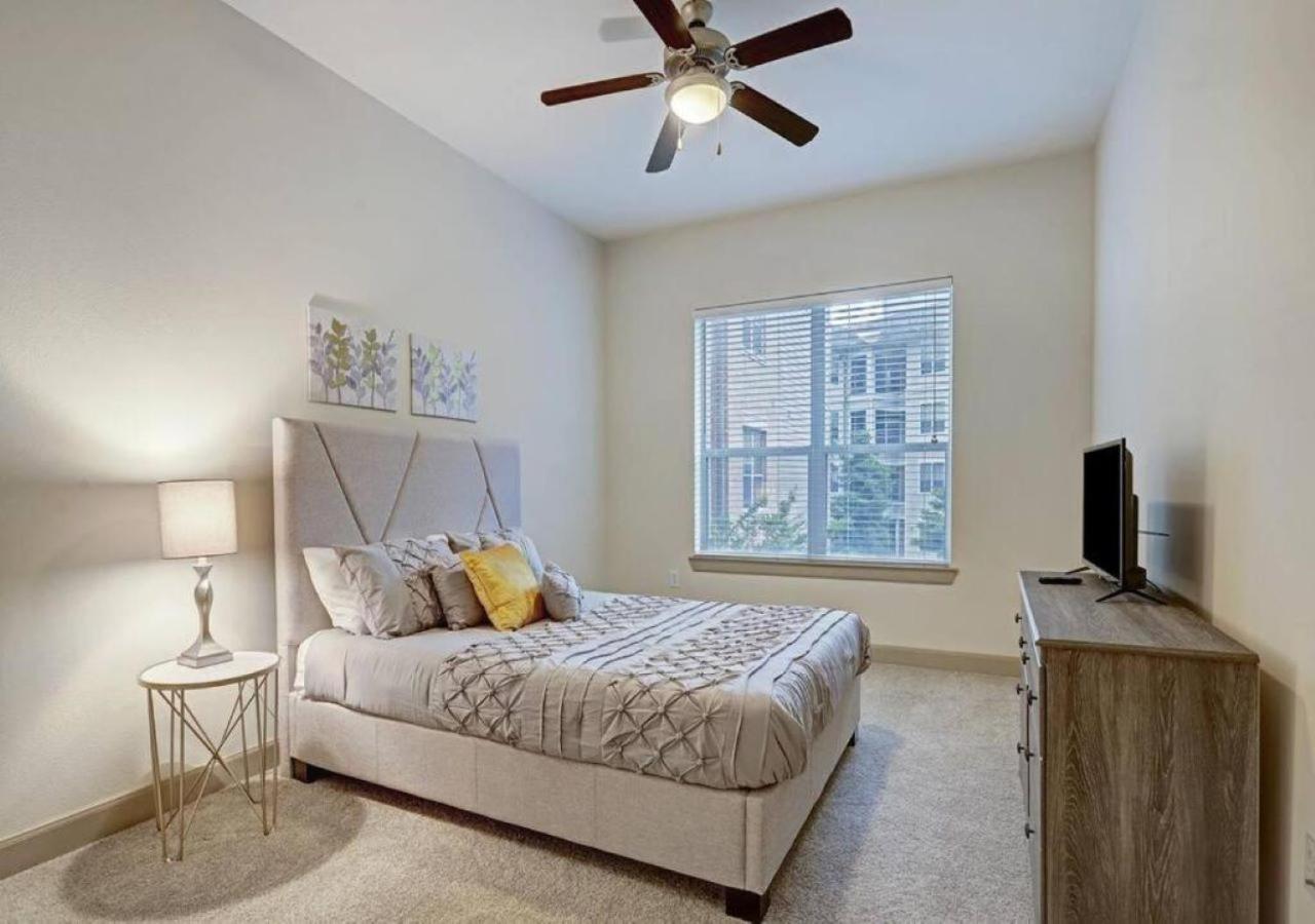 Apartment Inviting 2br - Gym, Pool, Biz Center & Free Parking! Walk 2 Nrg Stadium! Near Med Ctr, Galleria, & Rice Village Houston