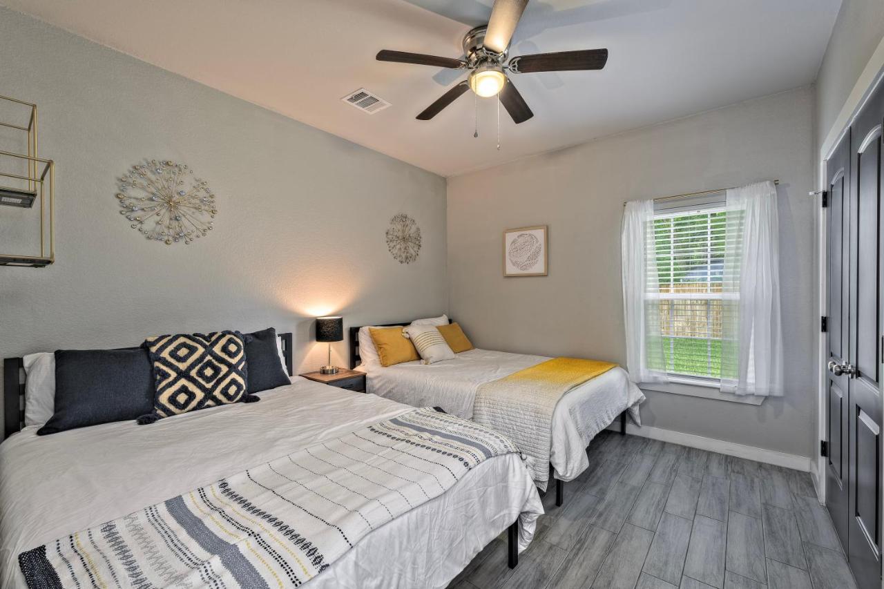 Your Central Urban Contemporary Oasis Apartment Houston