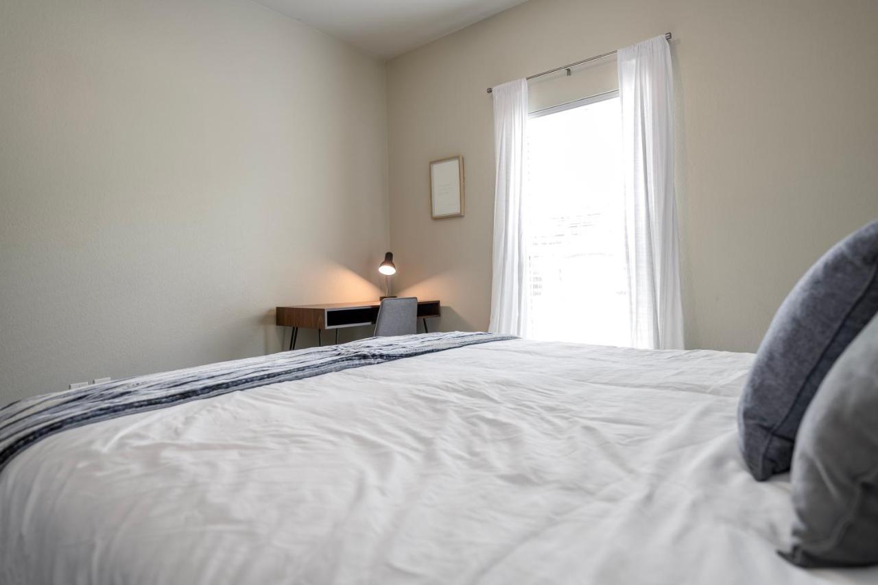 Your Central Urban Contemporary Oasis Apartment *