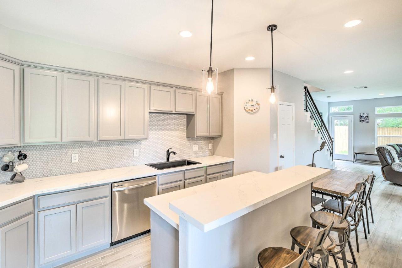 Pet-friendly Townhome With Fenced Yard * Houston