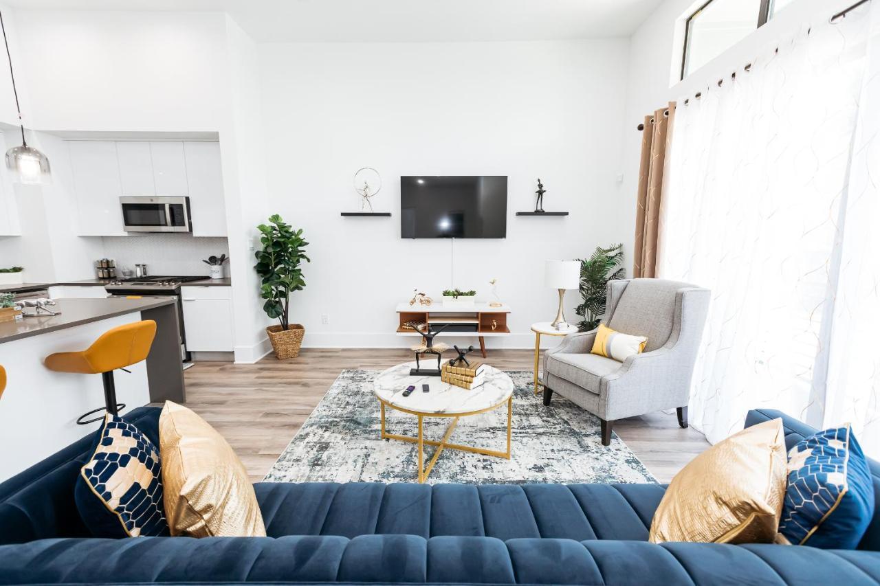 Beautifully Decorated, Modern Downtown
