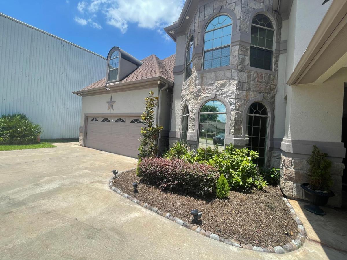 Luxuria Mini-mansion Near Downtown Holiday home *