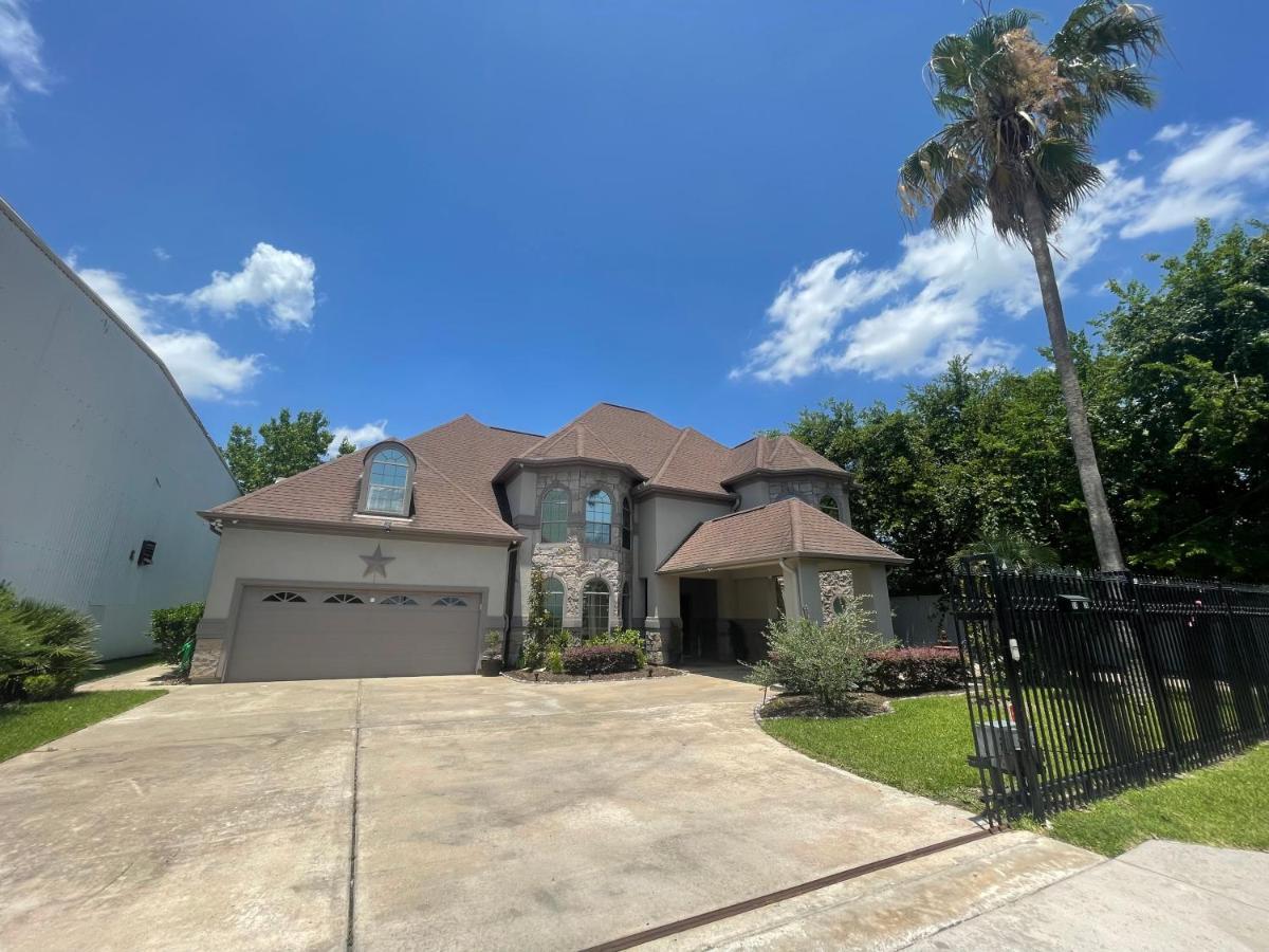 Luxuria Mini-mansion Near Downtown Holiday home *