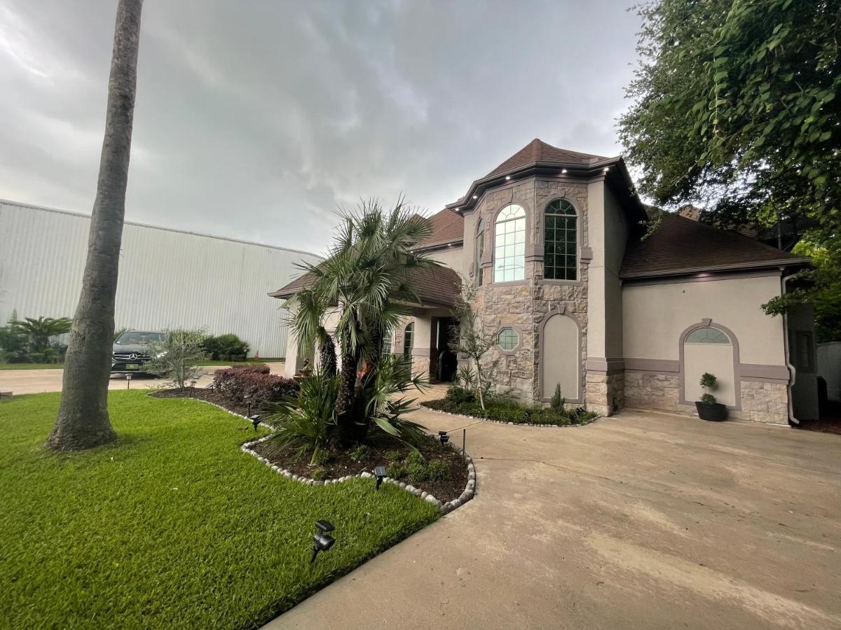 Luxuria Mini-mansion Near Downtown Houston