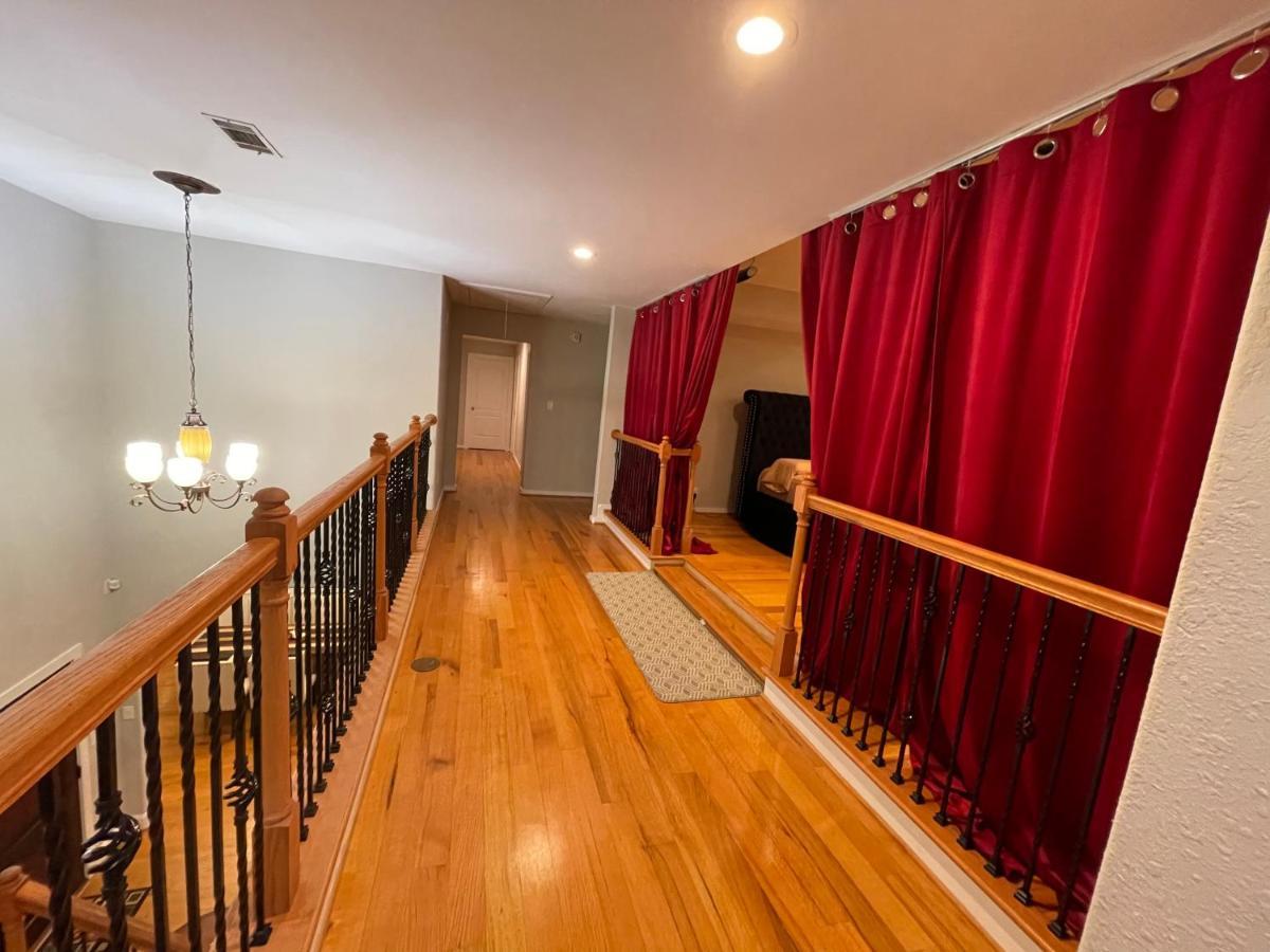 Luxuria Mini-mansion Near Downtown Holiday home *