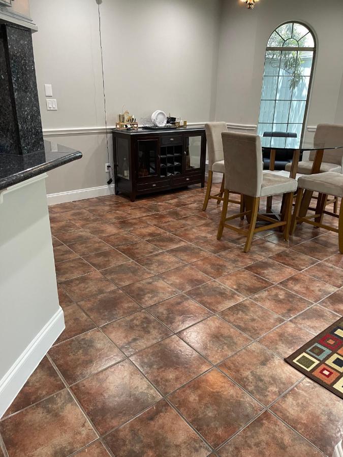 Luxuria Mini-mansion Near Downtown Holiday home