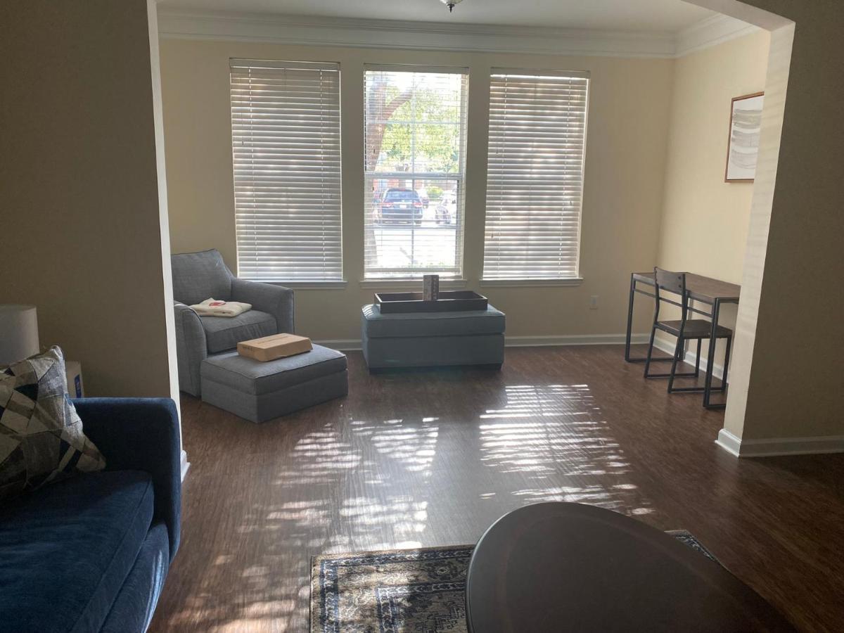 A Lovely 2 Bedroom 2 Full Bath Unit With Desk And Den, Car Available Apartment Houston