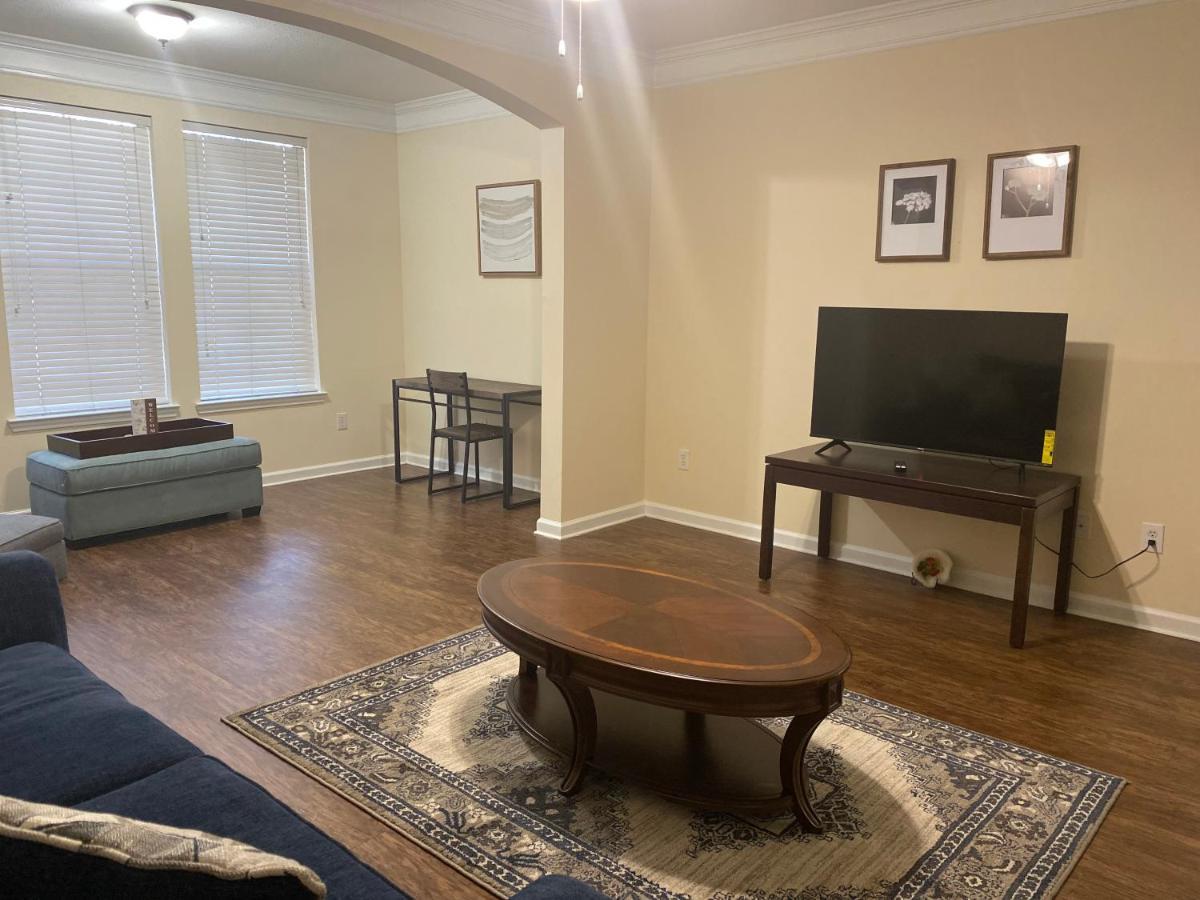 A Lovely 2 Bedroom 2 Full Bath Unit With Desk And Den, Car Available Houston
