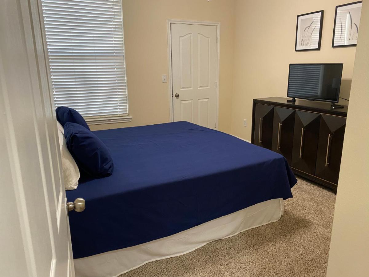 Apartment A Lovely 2 Bedroom 2 Full Bath Unit With Desk And Den, Car Available Houston