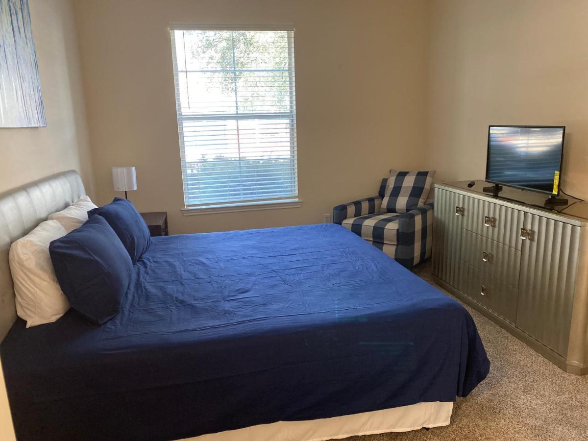 A Lovely 2 Bedroom 2 Full Bath Unit With Desk And Den, Car Available *