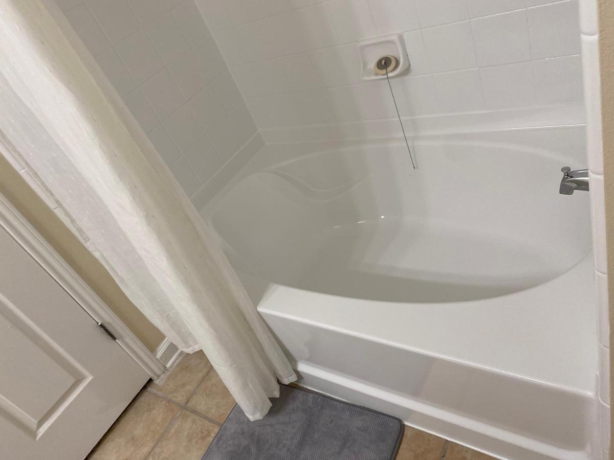 A Lovely 2 Bedroom 2 Full Bath Unit With Desk And Den, Car Available *