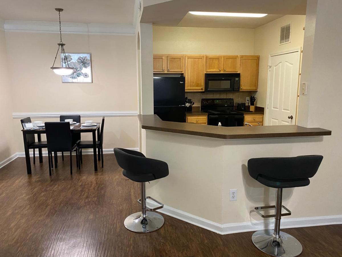 Apartment A Lovely 2 Bedroom 2 Full Bath Unit With Desk And Den, Car Available Houston